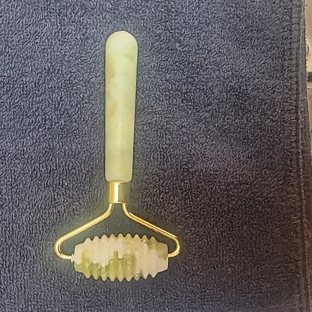 Jade Qi Spiked Roller